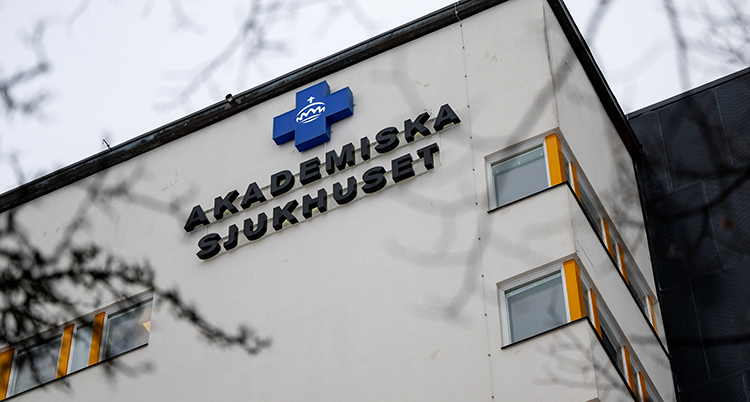 Ett stort hus som det står sjukhusets namn på.