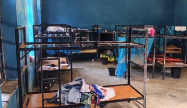 En tom sal med sängar.