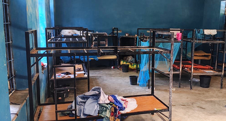 En tom sal med sängar.