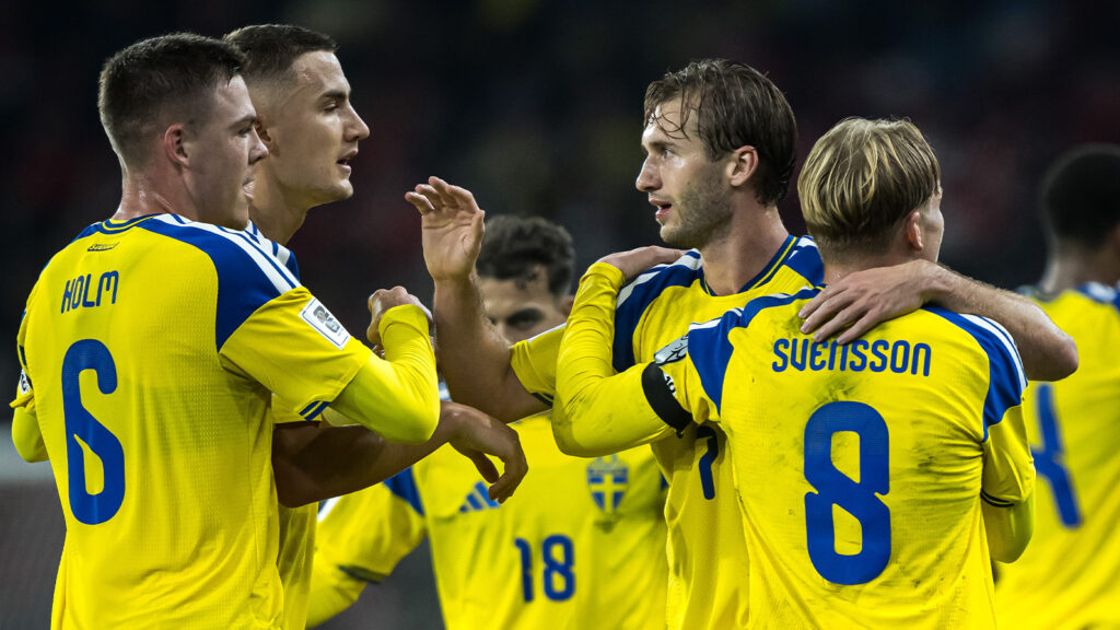 Här är översättningen till svenska:

**251115 Emil Holm, Benjamin Nygren och Daniel Svensson från Sverige firar 1–1-målet under VM-kvalmatchen i fotboll mellan Schweiz och Sverige den 15 november 2025 i Genève.**

