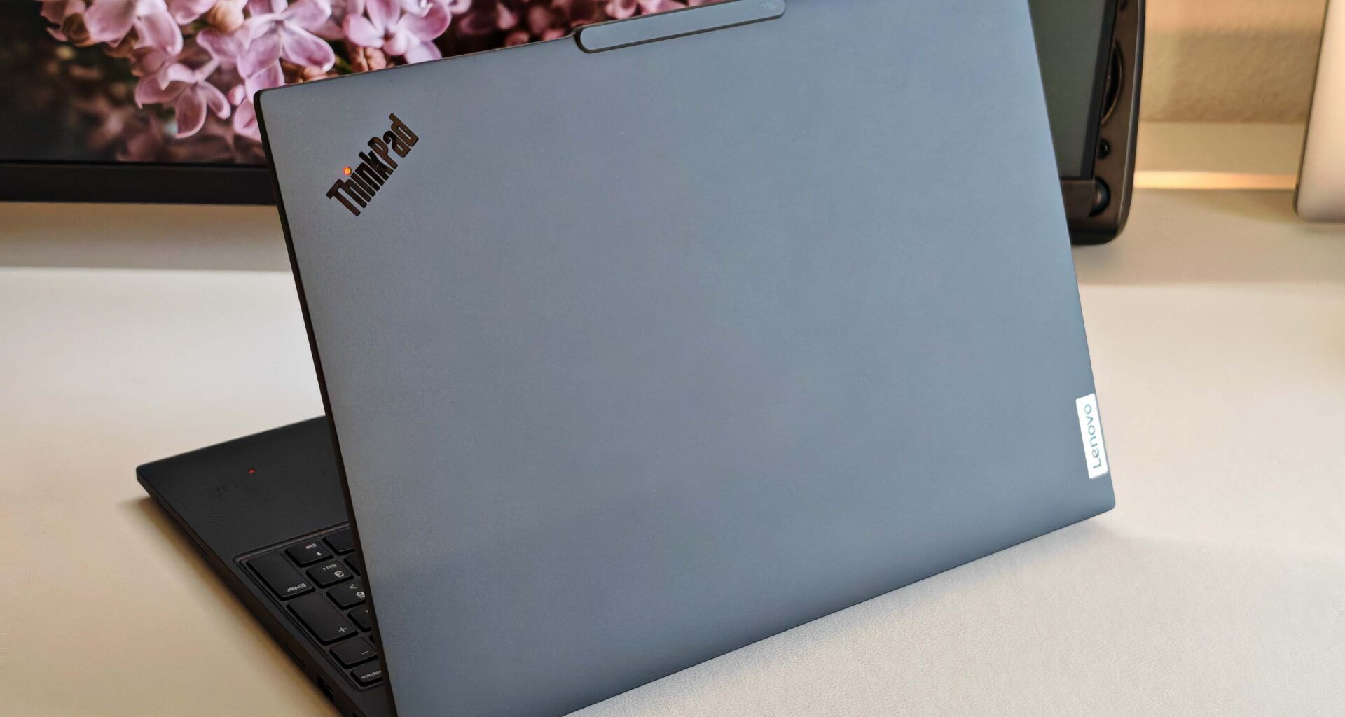 AMD ThinkPad T16 erbjuder en omfattande uppsättning funktioner inklusive Thunderbolt 4