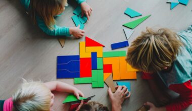 Tre barn i lågstadieåldern leker med pussel på ett ljust trägolv.