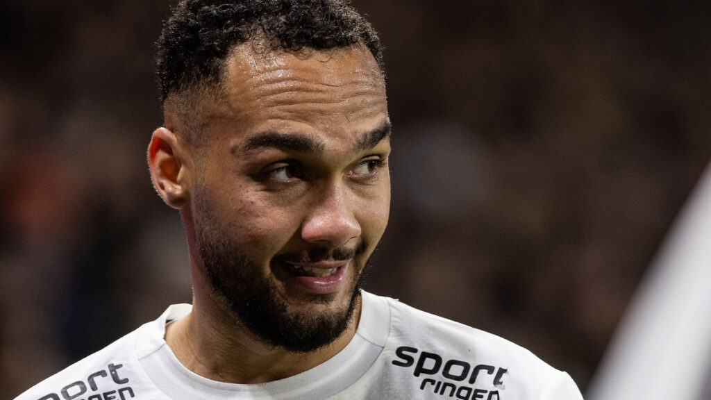 241110 Halmstads Vinicius Nogueira De Oliveira under fotbollsmatchen i Allsvenskan mellan AIK och Halmstad den 10 november 2024 i Stockholm.