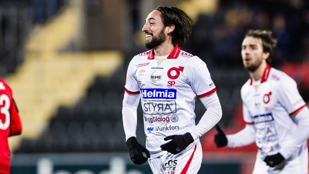 251109 Degerfors Dijan Vukojevic jublar efter 0-1 under fotbollsmatchen i Allsvenskan mellan Brommapojkarna och Degerfors den 9 november 2025 i Stockholm.
