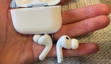 AirPods Pro 3 i en öppen handflata.