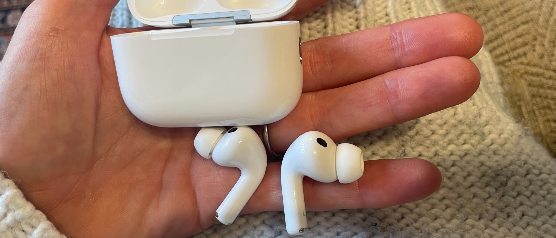 AirPods Pro 3 i en öppen handflata.