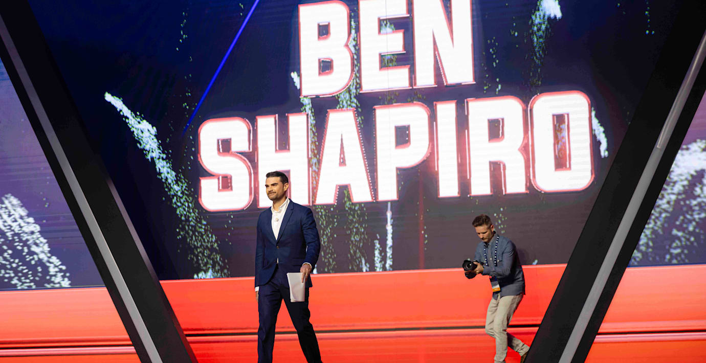 ”Spektakulärt inbördeskrig” på viktig Maga-konferens