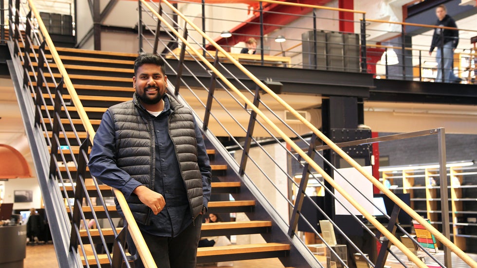 Prince Chacko Johnson har skrivit en avhandling om hur svenska företag pratar om AI i sina strategidokument.