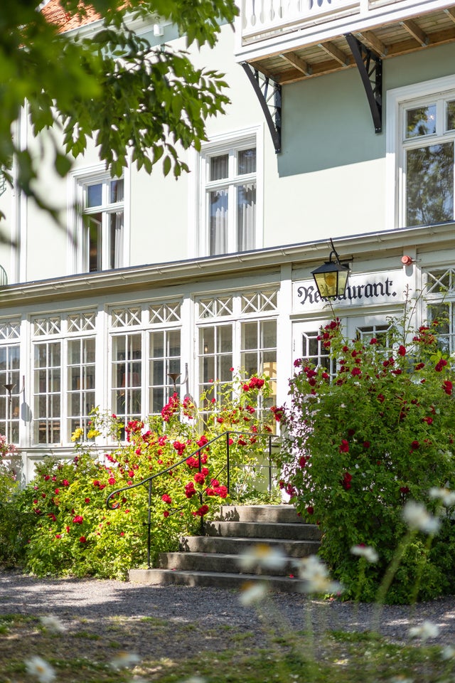 Tomten är på 3 173 kvadratmeter och består av fem byggnader, uppförda från tidigt 1800-tal till sekelskiftet 1800-1900-talet.