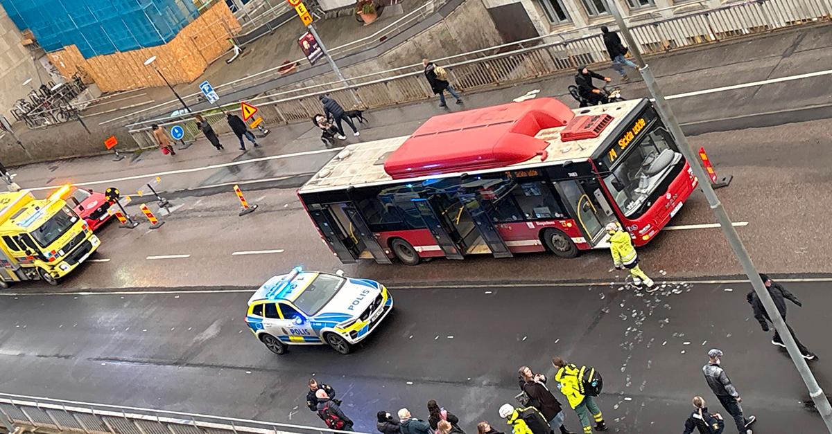 Skansbron avstängd – man har sprutat brandsläckare mot bussförare