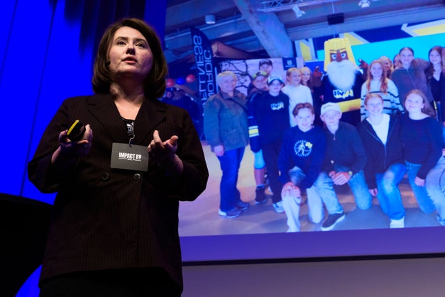 Jelena Trupina, regionchef för Ung Företagsamhet i Jönköpings län, kunde återberätta historien om hur sjätteklassare på Ölmstadskolan tidigare i år kunde skapa HV71:s nya maskot Hjältten Bull.