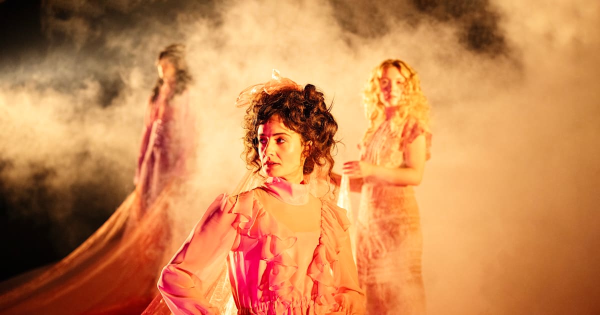 ”Stolthet och fördom” av Jane Austen recenseras på Göteborgs stadsteater