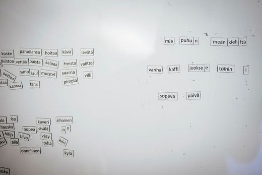 På en tavla i klassrummet finns magneter med olika ord på meänkieli.