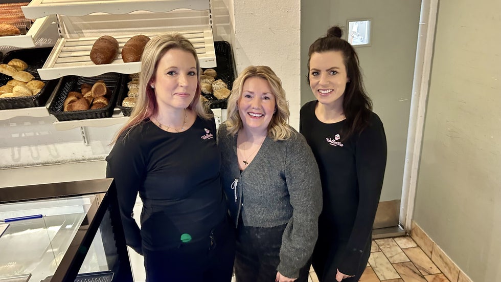 Camilla Lund och Malin Engdahl, båda delägare i Wallentins Konditori, drar igång ett samarbete med ”Hela Sverige bakar”-Katarina (mitten).