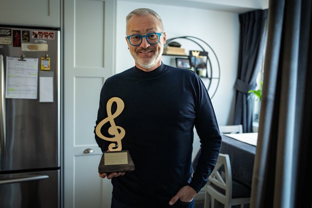 2025 fick Tony Irving Dansbandsbranschens jurys specialpris Guldklaven.