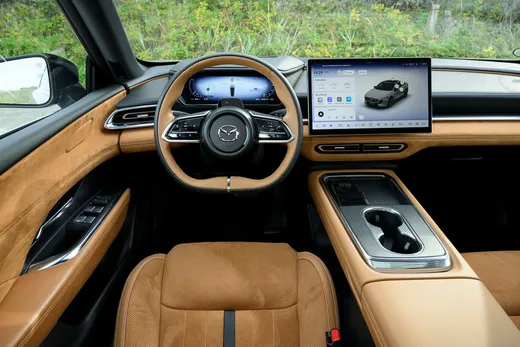 Så här har det aldrig sett ut i en Mazda förut. Ser du någon knapp utöver rattknapparna?
