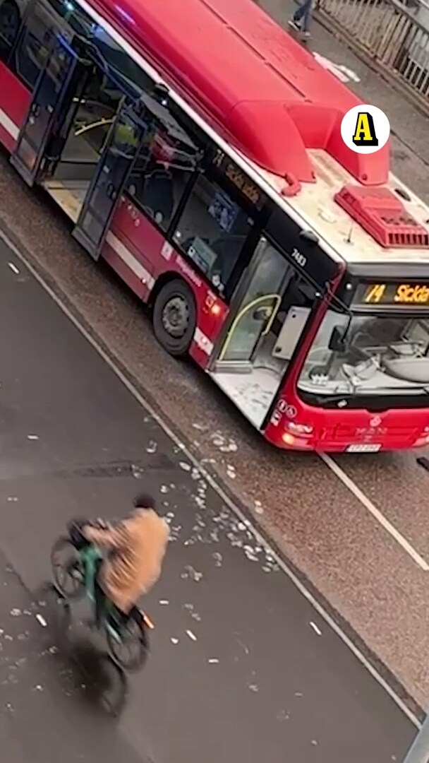 Busschaufför sprayad med brandsläckare: stopp på Skansbron