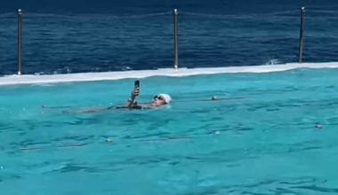 Bilden på kvinnan upprör:
”Världen har blivit galen”