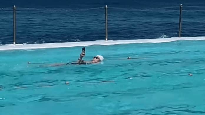 Bilden på kvinnan upprör:
”Världen har blivit galen”