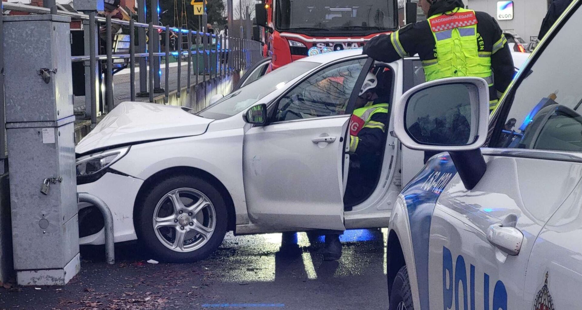 Kvinna rammades på parkering och bil körde in i tågperrongen – totalt tre personer till sjukhus - NLT