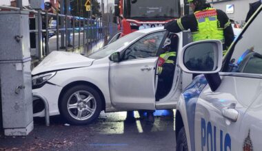 Kvinna rammades på parkering och bil körde in i tågperrongen – totalt tre personer till sjukhus - NLT