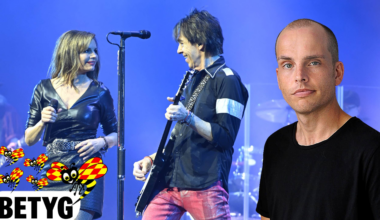 Tar nackgrepp
och släpper inte taget