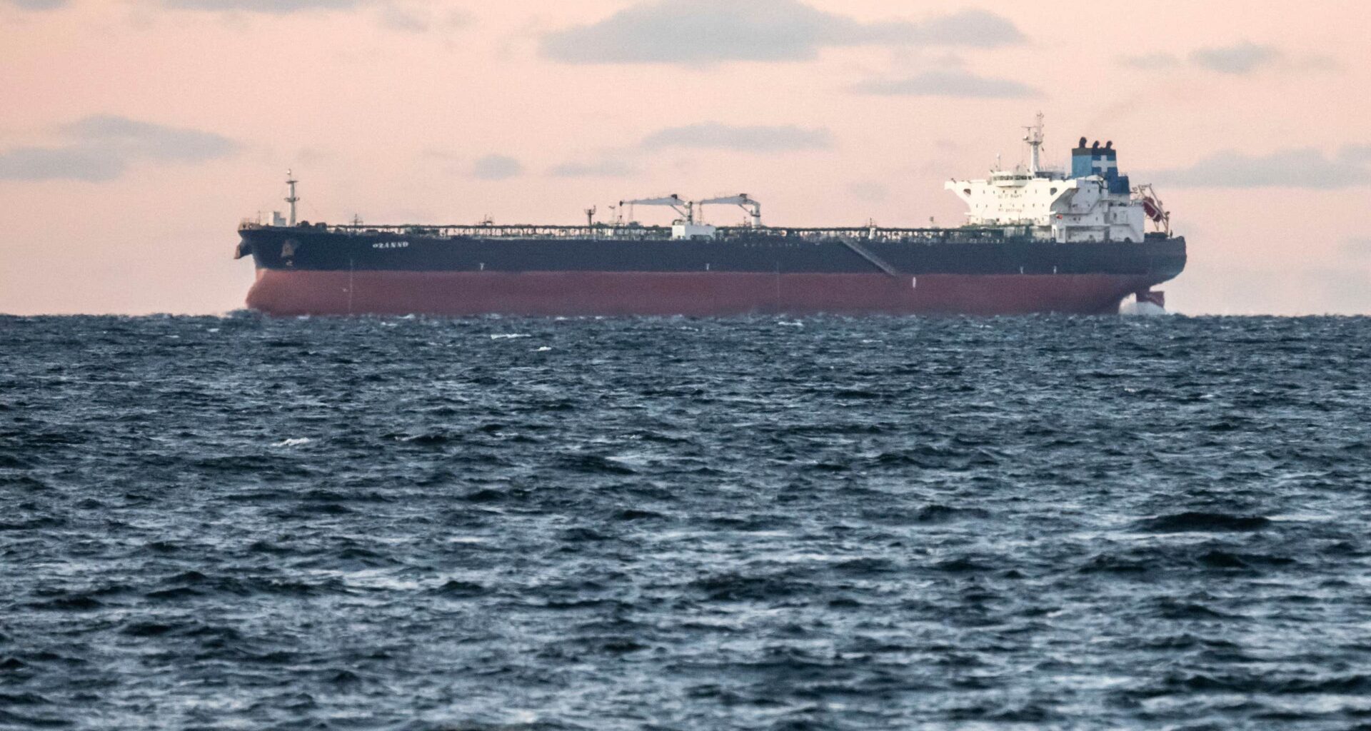 Beväpnade män ombord på skuggflottan