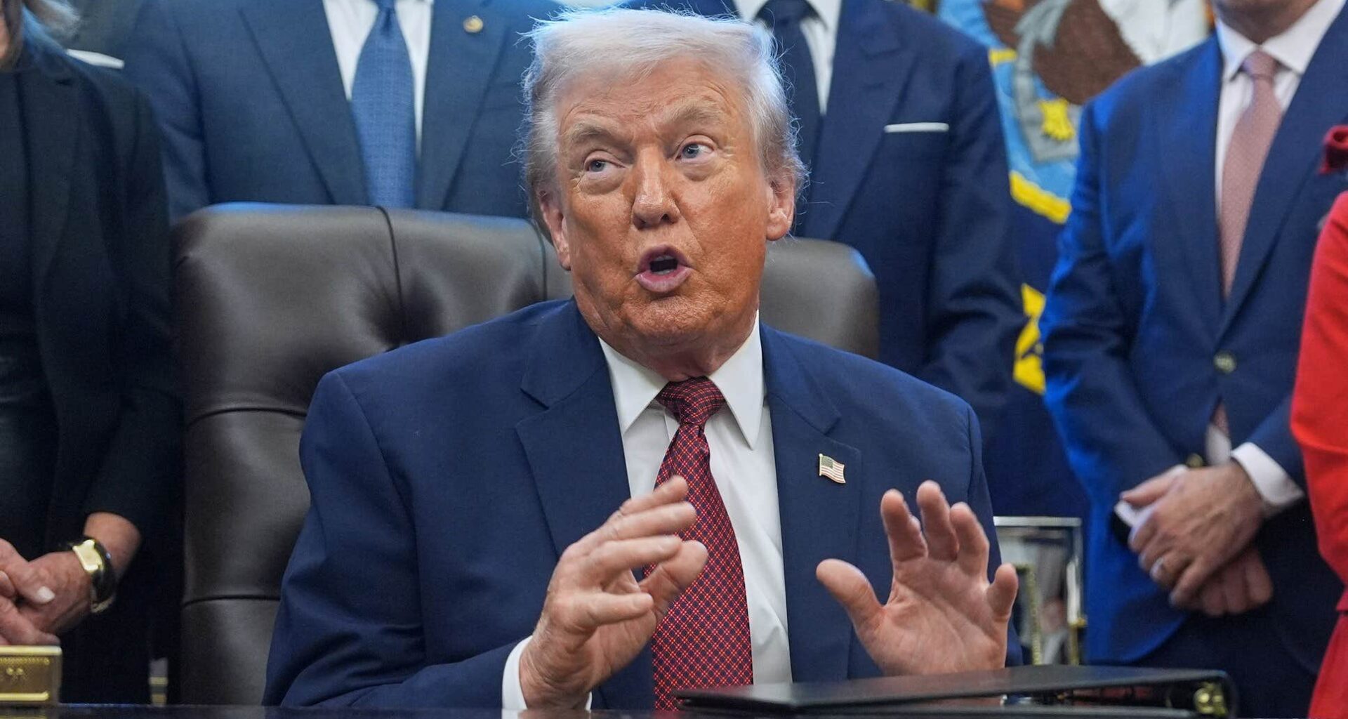 Donald Trump skojade om skostorlek och penisar i Ovala rummet