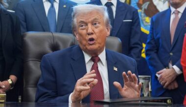 Donald Trump skojade om skostorlek och penisar i Ovala rummet