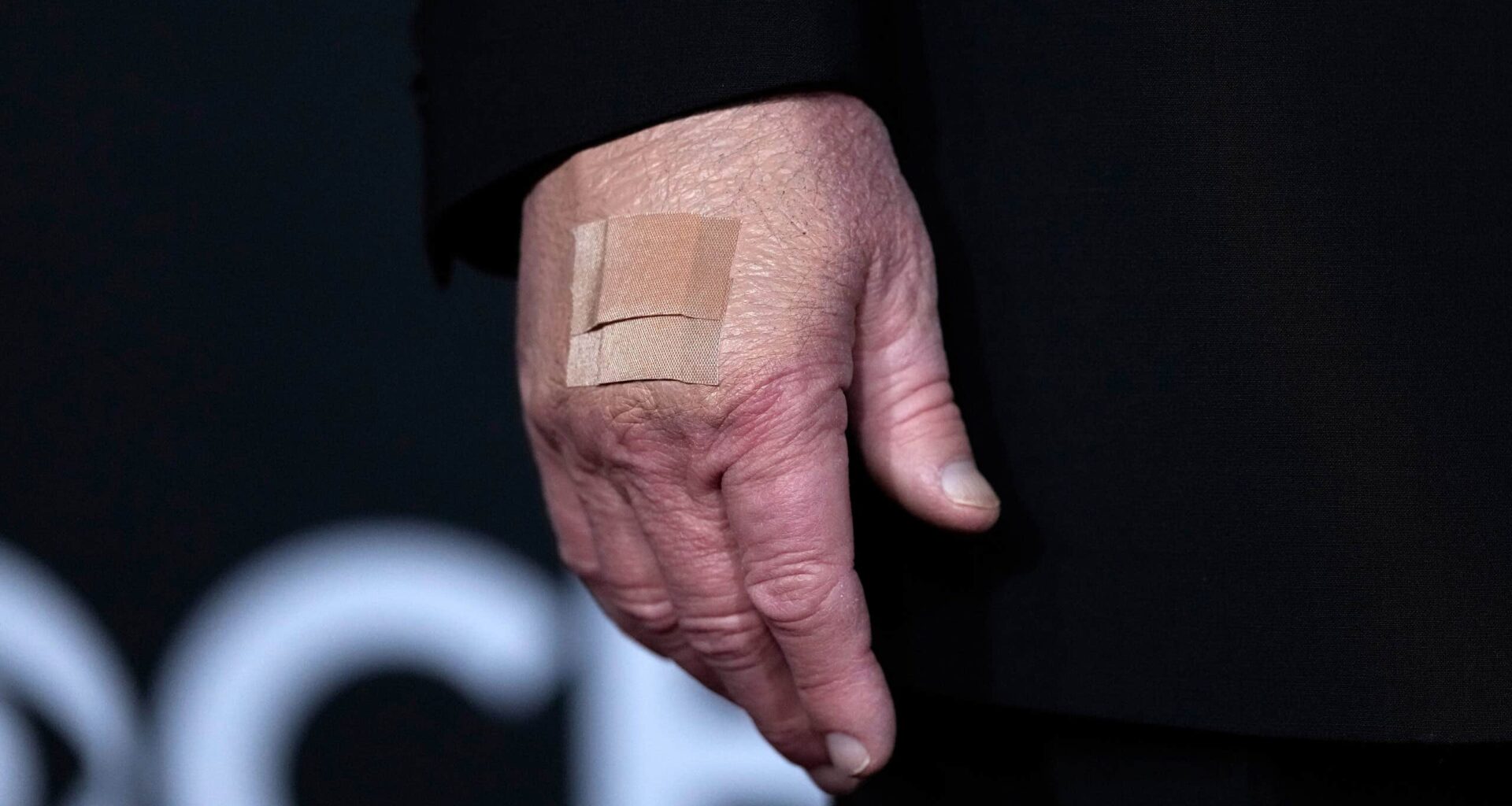 Donald Trump dyker upp med mystiskt plåster – spekulationer efter nya bilden