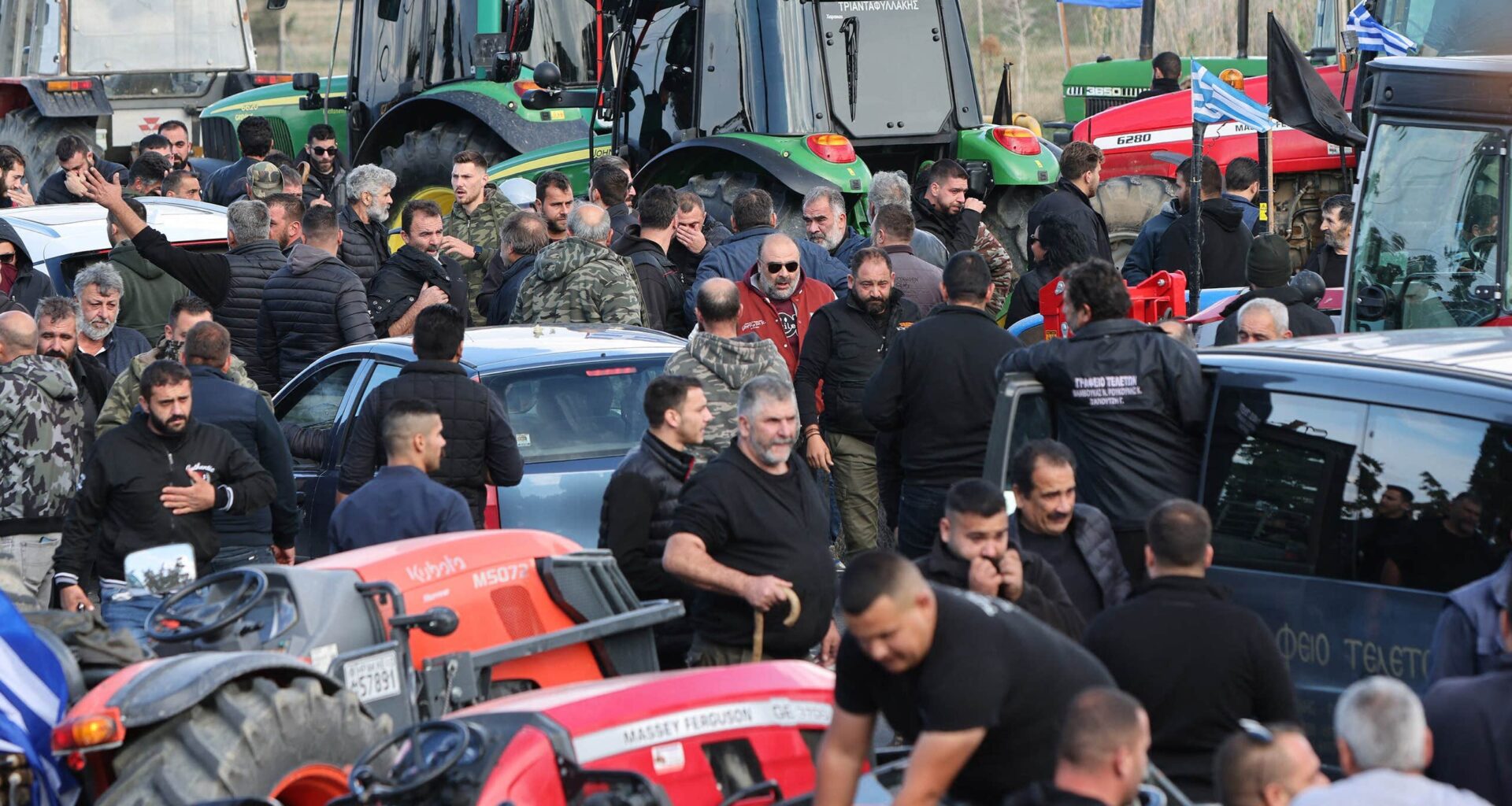 Bönder stänger Kretas flygplatser