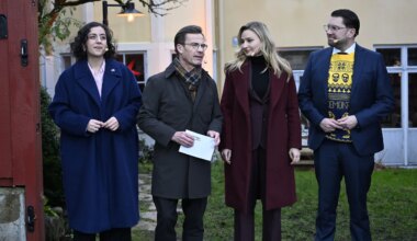 Tidö-partierna håller pressträff från mötet i Kristerssons hem