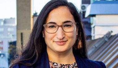 Nina Unesi tvingas bort från S-kvinnor efter kritik