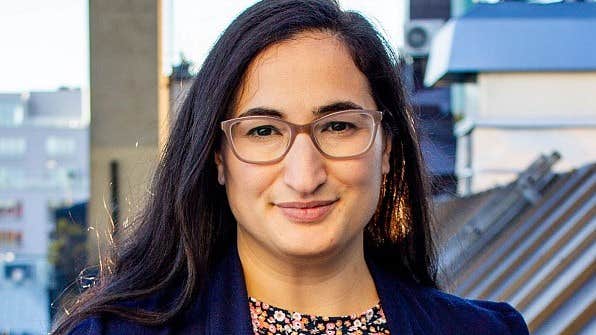 Nina Unesi tvingas bort från S-kvinnor efter kritik