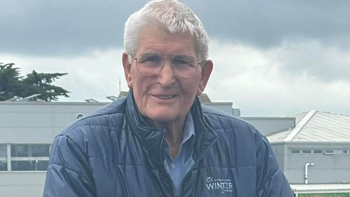 Roy Marsh, 86, spottade ut löv – fick böter | Världen