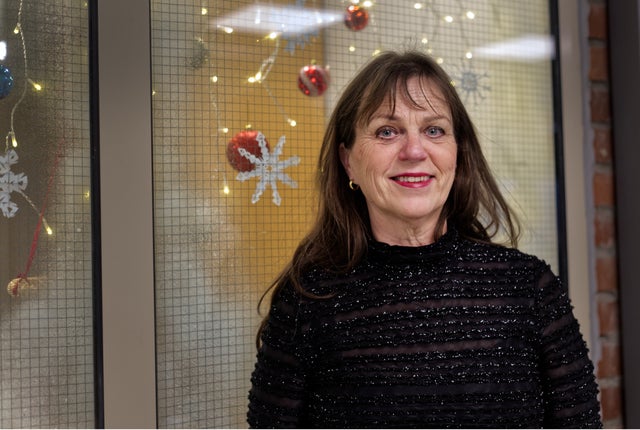 Jeanette Lindh är lärare i Kemi, Biologi, Naturkunskap och Musik – och undervisar alla fem elever i det sistnämnda ämnet.