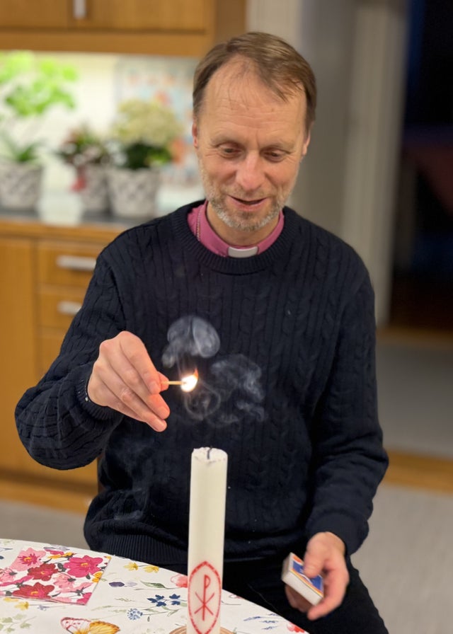 Vid köksbordet, gärna vid ett tänt ljus, genomför biskop Mikael Mogren sina nätsändningar. Han når ut till allt fler via internet.