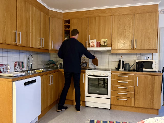 Under intervjun gör han själv kaffe och bjuder på egna hembakade kakor. Forna tiders biskopar, på 1800-talet och tidigare, hade haft tjänstefolk till sådant. ”Men de som jag härstammar från hade snarare varit bland serveringspersonalen.”