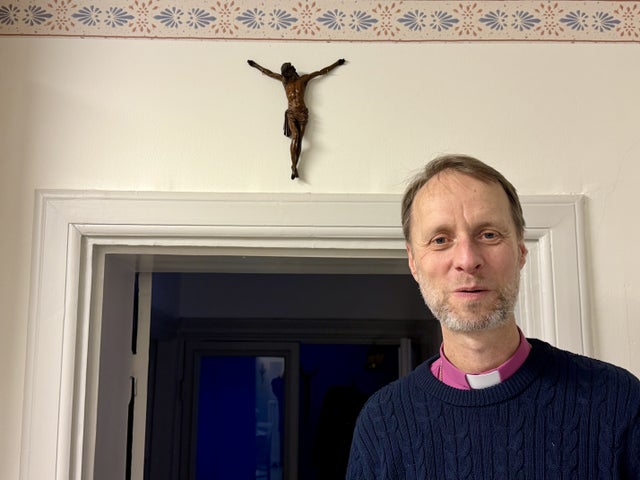 Efter 10 år som biskop har Mikael Mogren gett ut boken ”Vi är inte övergivna”. Bokens titel är också ett budskap han vill sända till andra.