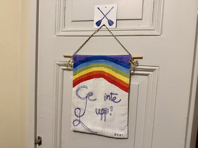 En bonad hänger vid ingången till Biskopsgården: ”Ge inte upp.”