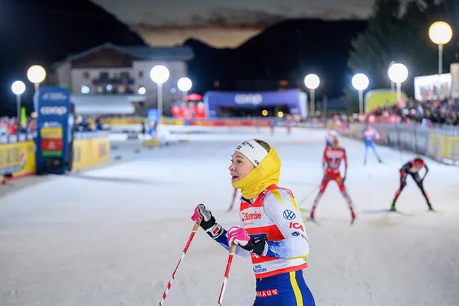 Jonna Sundling först i mål i lagsprinten i Davos.