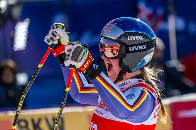 Tysk-svenskan Emma Aicher vann lördagens störtlopp.