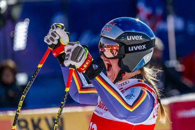 Tysk-svenskan Emma Aicher vann lördagens störtlopp.