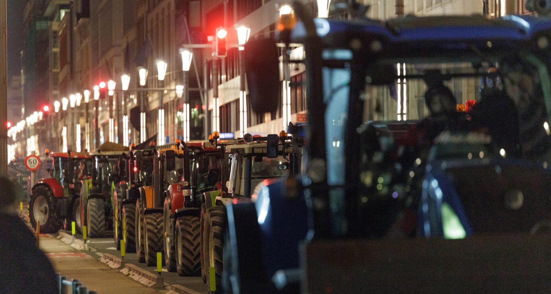 Tusentals bönder i protest mot EU i Bryssel