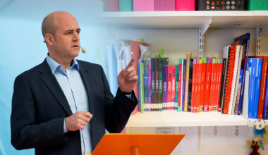 Läromedel: Här är Reinfeldt fortfarande statsminister