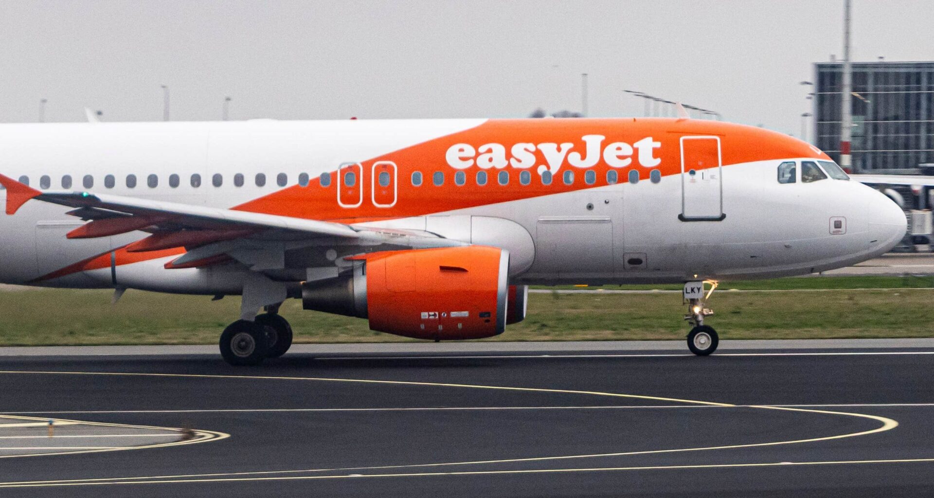 EasyJet flyg försenat efter dödsfall ombord på planet
