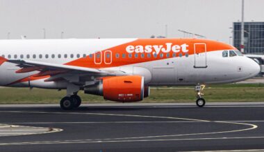 EasyJet flyg försenat efter dödsfall ombord på planet