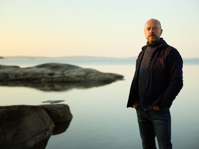 Ulf Kvensler är en av deckarförfattarna som skriver om just författare och bokbranschen i sin senaste deckare ”Låt vågorna göra resten”.