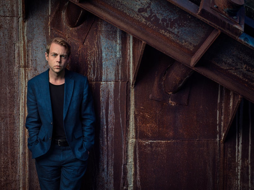 Christoffer Carlsson använder sig av metafiktiva grepp i spänningsromanen ”En liten droppe blod”.