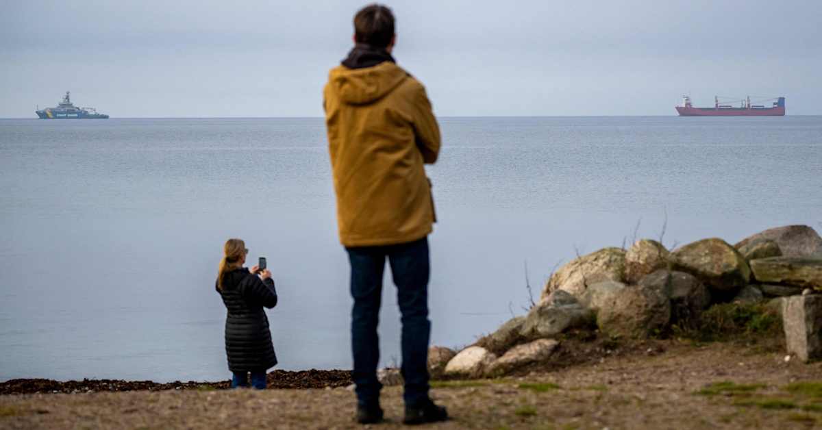 Sanktionerat ryskt fartyg med maskinhaveri ankrade i Skåne | Utrikes